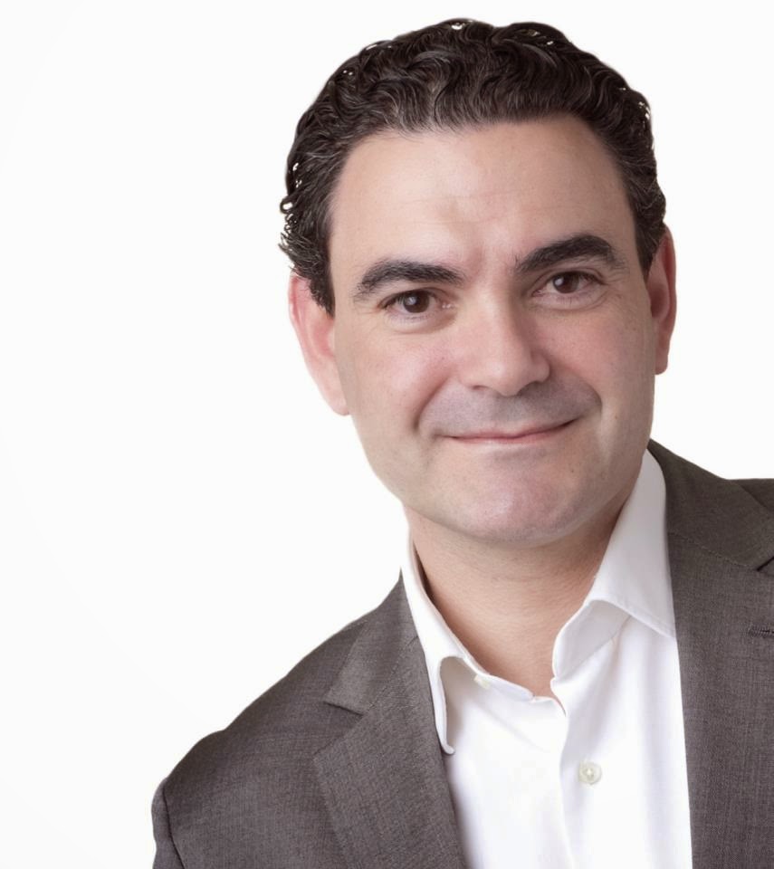 Manuel Sierra es recibido por el diputado autonómico Vicente Arqués.